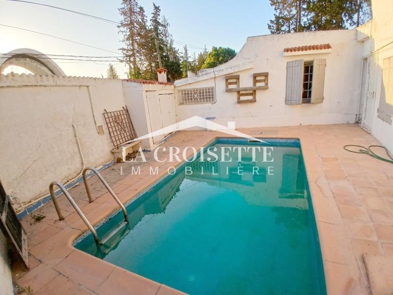 Villa S+2 avec un grand Jardin et une piscine à La Soukra